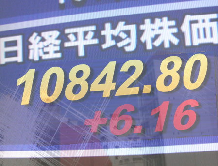 １８日後場の東京株式市場は、強含みのまま模様ながめ。政局をにらむ向きもあり、土・日を前に手控える雰囲気。前場は堅調だった銀行が軟化し、医薬品なども小動き。海運、その他金融株などは値を保った。東証１部の値上がり銘柄数は６７３銘柄（約４０％）だった。