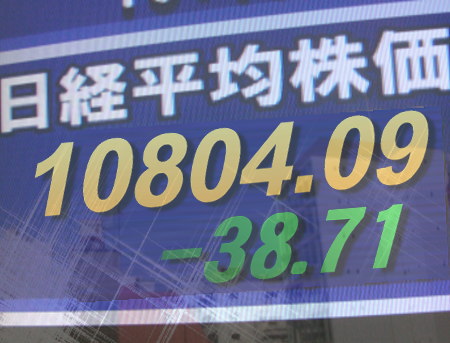 ２１日前場の東京株式市場は、資源株や好業績株を除くと様子見ムード。全般は、中国の利上げの影響や中東地域でのデモ拡大の推移を見定めたい雰囲気で、政局を気にする声もあった。東証１部の値上がり銘柄数は６１３銘柄（約３７％）だった。