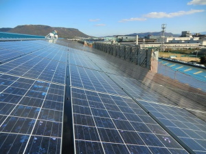 四国の船舶用ディーゼルエンジンメーカーの株式会社マキタ（香川県高松市）は、本社工場（香川県高松市）に発電容量８５ｋＷの太陽光発電システムを導入し、２０１１年２月から稼働を開始する。太陽電池モジュール、パワーコンディショナなどの太陽光発電システム一式を三菱電機＜６５０３＞（東１）が納入した。（写真＝株式会社マキタ　本社工場、屋根上設置の太陽光発電システム）