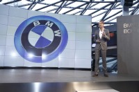 新ブランド「BMW i」を発表するBMWグループのシニア・バイス・プレジデント、Adrian van Hooydonk氏(02/2011)