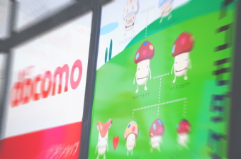 ＮＴＴドコモ＜９４３７＞（東１）は２４日、朝方１５万５７００円（１０００円高）まで反発したものの、後場は１５万３４００円（１３００円安）まで下げて軟調で、終値は１５万３８００円（９００円安）となり３日続落。
