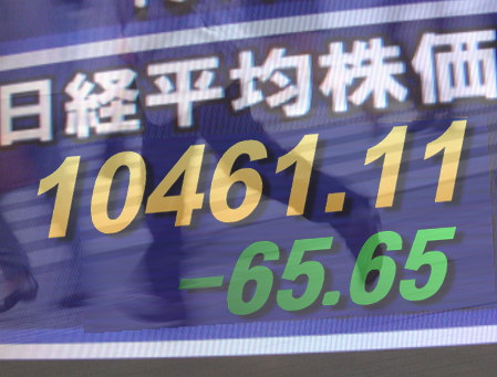 ２８日前場の東京株式市場は、模様ながめ気分が強く軟調。円相場が対ドルで８１円台の円高傾向となり、精密機器、自動車、情報・通信株などが軟調。半面、医薬品株がしっかりで証券、その他金融も堅調。東証１部の値上がり銘柄数は７３２銘柄（約４４％）だった。