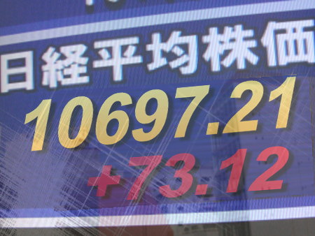 ３月１日前場の東京株式市場は、米国での原油軟化と株式続伸を好感し全般堅調。銀行、保険、証券株が堅調で自動車、機械、海運などもしっかり。東証１部の値上がり銘柄数は１１８０銘柄（約７０％）だった。