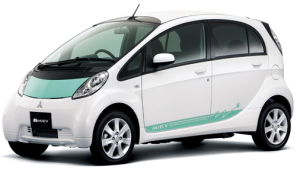 三菱商事＜８０５８＞（東１）と三菱自動車＜７２１１＞（東１）は４日の午後、北欧のエストニア政府との間で１０００万トンの排出権購入契約を締結し、同国が推進する電気自動車（ＥＶ）普及政策を支援する目的で、三菱自動車のＥＶ「ｉ－ＭｉＥＶ（アイ・ミーブ）」を５０７台提供すると発表した。（写真＝ｉ－ＭｉＥＶＢｏｄｙ　Ｃｏｌｏｒ：ホワイトパール／ミントグリーンソリッド、有料色）