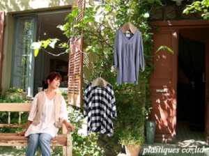 ラクーン＜３０３１＞（東マ）は、３月７日よりナチュラル系の子供服、婦人服を提案するプラスティックス社製品をスーパーデリバリーで販売開始した。