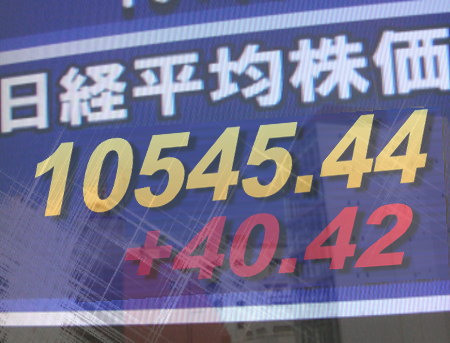 ８日前場の東京株式市場は、昨日の大幅下落１８８円安から打診買い的に買い直す雰囲気。サウジアラビアで１１日にデモの観測と伝えられた一方、リビアのカダフィ大佐は権力移譲との観測もあり、物色は材料の出た銘柄が中心。東証１部の値上がり銘柄数は９６４銘柄（約５７％）だった。