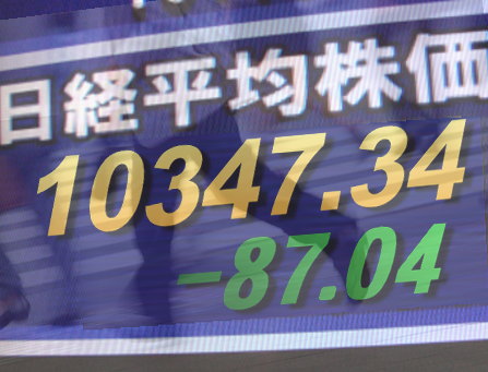 １１日前場の東京株式市場は、全般模様ながめ。ＮＹ株の大幅安２２８ドル安に加え、一部で首相に対する違法献金疑惑の報道が飛び出したため、手控えムードが広がった。主力銘柄を中心に見送り気分が強く、業種別指数は全業種が下落。