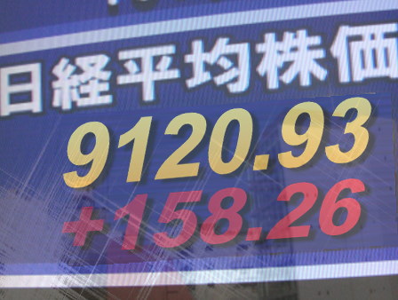 １８日前場の東京株式市場は、全般急反発。ＮＹ株の大幅反発１６１ドル高に加え、東北地方太平洋沖地震で被災した原子力発電所に外部から送電線をつなぐ作業が順調と伝えられ、ひとまず安心感が広がった。業種別指数は３３業種のうち「保険」を除き全て高い。東証１部の値上がり銘柄数は１４３９銘柄（約８６％）だった。