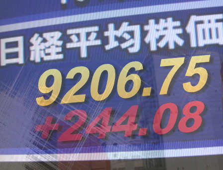 １８日後場の東京株式市場は、全般一段高。為替介入により円相場が午後一段と円安になったこともあり、前場のＮＹ株大幅反発や原子力発電所の処理進展を好感する相場が厚みを増した。業種別指数は、前場唯一安かった「保険」も堅調になり、全業種が値上り。東証１部の値上がり銘柄数は１５４５銘柄（約９２％）だった。