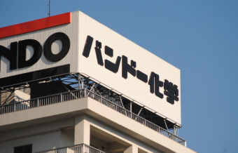 バンドー化学＜５１９５＞（東１）は、３月１１日に発生した東北地方太平洋沖地震で急落、１６日には２９１円まで下げたが、目先のリスク回避売り一巡感も出てきており、下げ過ぎ訂正期待の打診買いも交錯している。１８日の株価は１９円高の３５２円と反発しており、ほぼ半値戻しとなっている。