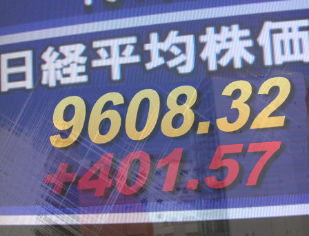 ２２日後場の東京株式市場は、ほぼ全面高のまま一段ジリ高。米国の著名投資家バフェット氏が日本株について「買う機会」とコメントしたと伝えられたこともあり、復興関連銘柄を中心に、東証１部の値上がり銘柄数は１６１５銘柄（約９６％）。業種別指数も前引けに続いて全業種が高かった。