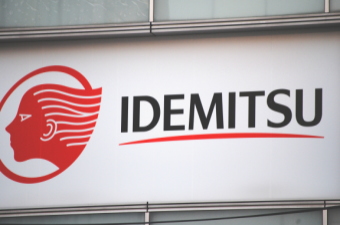 出光興産は２２日、９３９０円（４６０円高）と急伸の始まりとなった後もジリ高基調を続け、後場９５９０円（６６０円高）まで上げて終値も９４５０円（５２０円高）。