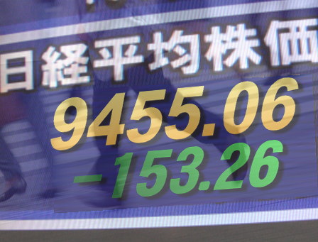 ２３日前場の東京株式市場は、復興関連株が引き続き活況。円相場が一時８１円を切り８０円台の円高になったため、主力銘柄を避けて復興関連株など値動きの良い銘柄を物色。東証１部の値上がり銘柄数は７６３銘柄（約４５％）だった。