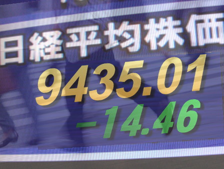 ２４日後場の東京株式市場は、全般一進一退。浄水場からの放射性物質が埼玉・千葉でも検出と伝えられたため、２２５先物が重くなり平均株価そのものを抑える雰囲気。なかで復興関連株は引き続き活況で、建設、石炭、天然ガス、飲料・食品株などが高く、東証１部の値上がり銘柄数は５８３銘柄（約３５％）だった。
