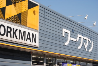 ワークマン＜７５６４＞（ＪＱＳ）は２５日、１８００円（４０円高）ではじまり、昨日つけた昨年来の高値１７９８円を更新。その後は１７９０円をはさんで売買にらみあいとなっている。