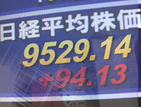 ２５日前場の東京株式市場は、軒並み堅調。ＮＹ株高を受けて買いが先行し、機械、電機・精密、自動車などが高く、東北地方太平洋沖地震の復興関連株も引き続き活況。東証１部の値上がり銘柄数は１０９８銘柄（約６５％）。