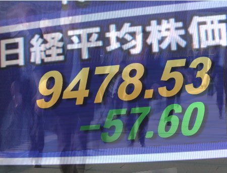 ２８日後場の東京株式市場は、一時下押す場面をみせて軟調。福島第１原発の高放射線水の排水に難題が発生と伝えられたため、日経２２５先物主導で軟化。東京電力＜９５０１＞（東１）は６９６円（１５０円安）のストップ安で安値更新。