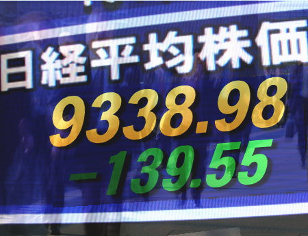 ２９日前場の東京株式市場は、全般軟調で続落。東北地方太平洋沖地震で被災した原子力発電所でプルトニウムが検出されたとの発表を受け、東京電力＜９５０１＞（東１）が昨日に続きストップ安売り気配の５６６円（１３０円安）となり、全体の心理を暗くした。