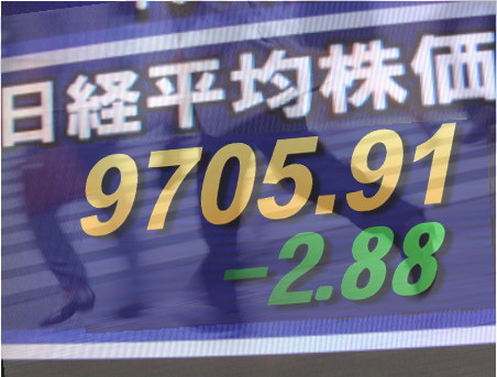 ３１日前場の東京株式市場は、復興関連株の物色が引き続き活発。円相場は対ドルで円高気味に転じ、対ユーロでは円安継続のため、輸出関連株は高安マチマチだったが、東京電力＜９５０１＞（東１）の７日ぶり反発を受け、全般に安心感が広がった。東証１部の値上がり銘柄数は６６３銘柄（約４０％）だった。