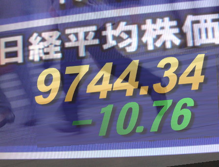 ４月１日前場の東京株式市場は、復興関連株はじめ材料株の物色が活発。また、原油高を受けて石油、大手商社が堅調となり、ここ軟調だった建設株もしっかり。東証１部の値上がり銘柄数は４８０銘柄（約２９％）。東京電力＜９５０１＞（東１）は朝方堅調だったが軟化し一時４００円を割り込んだ。