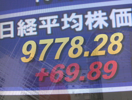 ４日前場の東京株式市場は、全般堅調。復興関連株の物色が引き続き活発で、円相場も１ドル８４円台に入る円安となったため、電気機器、自動車株などから総じて堅調。東京電力＜９５０１＞（東１）も４月１日の安値を割らなかったため、全般に安心感。