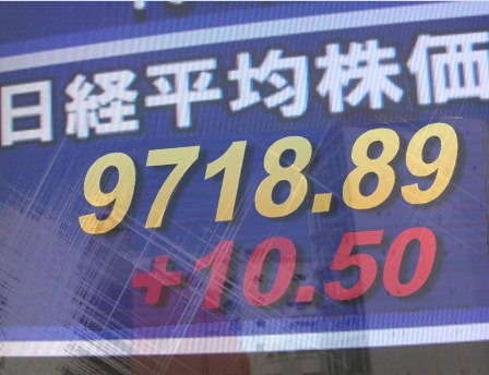 ４日後場の東京株式市場は、強もみあい伸び悩み。復興関連株の物色は活発だったものの、大手銀行株がさえず、不動産株も軟調。前場は強かった自動車株も値を消す動きとなった。