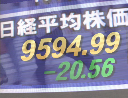 ６日前場の東京株式市場は、円安傾向にもかかわらず全般は手控え模様。復興関連株の物色は活発だったが、夏場に向けた電力不足と経済活動の停滞などを懸念。東京電力＜９５０１＞（東１）は一時３００円を割り込んだ。なかで、食品、情報・通信株は高く、東証１部の値上がり銘柄数は２８１銘柄（約１７％）。