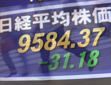 ６日後場の東京株式市場は、前場に続き手控え相場となり、夏場に向けた電力不足と経済活動の停滞などを懸念。景気敏感の鉄鋼、機械、建設、自動車などが軟調。