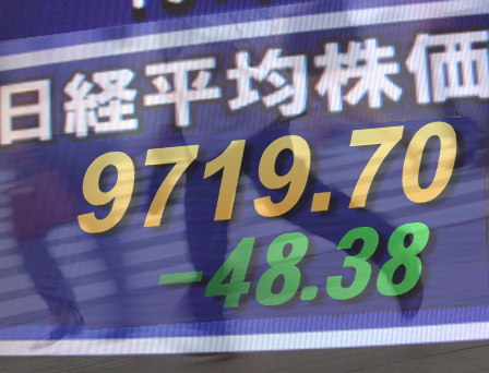 １１日後場の東京株式市場は、軟調もちあい。円相場がやや円高方向に反発したままのため、前場に続き、自動車株や電機株が軟調。ただ、復興関連株を含め材料株の物色は活発で、東京電力＜９５０１＞（東１）はストップ高の８０円高と堅調続伸。東証１部の値上がり銘柄数は９０６銘柄（約５４％）。