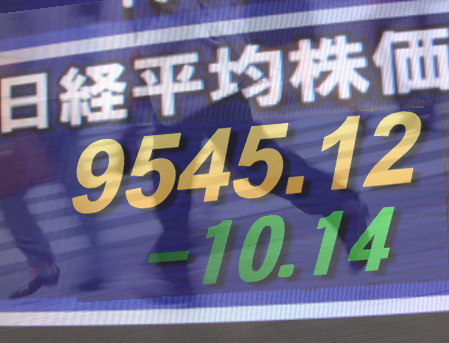 １３日前場の東京株式市場は、１０時にかけて堅調となったものの伸び切れない相場。中盤は、ここ数日の円高が一服した上、世界の自動車生産を停滞させていたマイコン（ＭＣＵ：マイクロコンピュータ）の大手ルネサスエレクトロニクス＜６７２３＞（東１）の生産再開が伝えられ、自動車株が軒並み高。