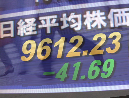 １５日前場の東京株式市場は、模様ながめ。海外で１ユーロ１１９円台に入るユーロ安基調が心配され、電機・精密、自動車などが軟調。建設、鉄鋼、銀行株も重い。東京電力＜９５０１＞（東１）は続落。東証１部の値上がり銘柄数は６８６銘柄（約４１％）。
