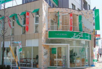 エイブルＣＨＩＮＴＡＩホールディングス＜３２７２＞（ＪＱＳ）は２０日、７円高と反発する場面もあったが、終値は３円安の４４５円と３日続落した。４月期・１０月期決算会社の第２四半期（２Ｑ）・通期期末接近で、同配当利回りランキングの上位にランクされている同社株に２Ｑ配当取りの買い物が底流しており、２Ｑ業績の上ぶれ期待もフォローしている。