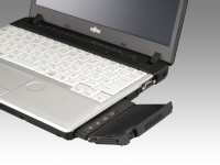 富士通の企業向けノートPC「LIFEBOOK S761/C」とモバイルプロジェクターユニット
富士通の企業向けノートPC「LIFEBOOK S761/C」とモバイルプロジェクターユニット