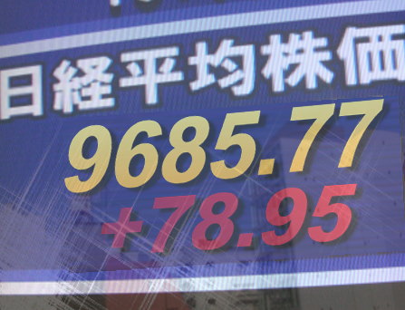 ２１日後場の東京株式市場は、全般一段上値を追う場面をみせて堅調。電力節約目標が「２５％」から「１５％」に緩和と伝えられ、円相場は一時１ドル８１円台に反騰したものの、自動車、電機・精密株などは堅調さを保った。