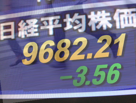 ２２日後場の東京株式市場は、日経平均が一時９７００円台を回復し、全般買い直す雰囲気。円相場の反発が一服した上、ルネサスエレクトロニクス＜６７２３＞（東１）が後場寄り前にシリコンウエハー生産ラインの一部再開メドを発表したため、部品不足の自動車・電機・精密株などに値を戻す銘柄が増加した。