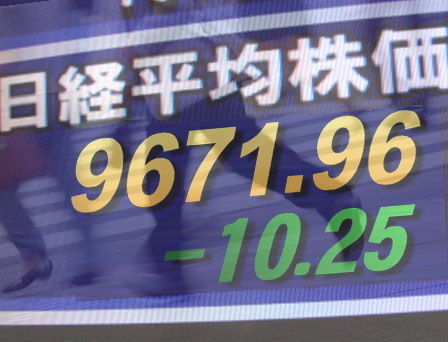 ２５日後場の東京株式市場は、全般もちあいの中で材料株物色が活発。米国のＦＯＭＣ（米連邦公開市場委員会・２６～２７日）を控えて金融緩和姿勢が注目された半面、３月決算企業の業績予想の増額修正が相次いだため、増額銘柄や復興関連株を物色。