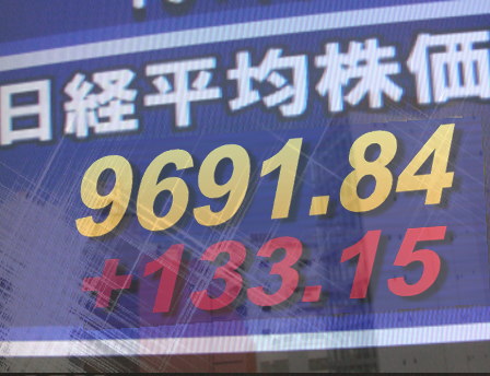 ２７日後場の東京株式市場は、引き続き全般堅調。円相場が小動きのまま安定し、中国株の堅調が伝えられたこともあり、決算予想の増額修正銘柄や好決算銘柄の物色が活発。電気機器、自動車、医薬品、食品株などが高く、東証１部の値上がり銘柄数はやや減ったものの８６７銘柄（約５２％）となった。