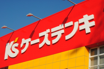家電量販のケーズホールディングス＜８２８２＞（東１）が１１日は後場も一段高となり２６８８円（１６３円高）まで上昇。東日本大震災後の戻り相場で高値だった５月６日の２６０７円を大きく更新した。昨日、４月の月次動向を発表。本日は１３時３０分に２０１１年３月決算の予想を増額発表したため、弾みがついた形になっている。