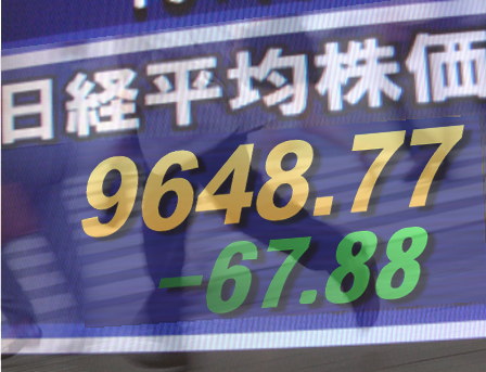 １３日後場の東京株式市場は、総じて模様ながめ。原発の損害賠償に関連し、枝野官房長官が金融機関の債権放棄に言及したと伝えられたため、大手銀行株が後場いきなり軟調に転換。週末取引のため、土・日の政治動向を気にしてひとまず「現金化」を急ぐ雰囲気となった。