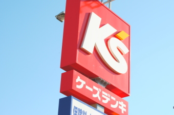 ケーズホールディングス＜８２８２＞（東１）は１６日の１４時に２０１１年３月期の決算を発表。株価は急伸し、発表前の２７５９円（１円高）前後から１４時５１分には２８７５円（１１７円高）まで上げ、年初来の高値２９５０円（３月７日）に接近。
