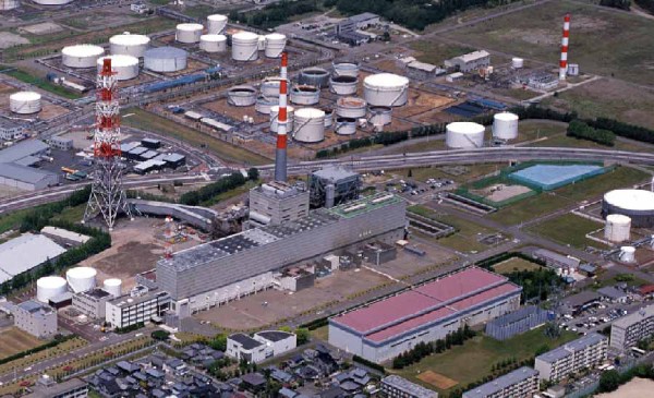 東北電力がガスタービンを緊急設置する新潟火力発電所。