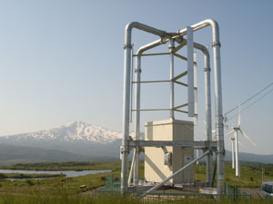 日本飛行機が2009年3月に納入した運用試験用20kW縦軸型風車(仁賀保高原)