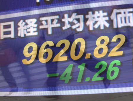 １９日後場の東京株式市場は、全般ダレ模様。朝発表のＧＤＰ（実質国内総生産・１～３月）速報値が前期比年率３．７％減となり、また、東京電力＜９５０１＞（東１）向けの債権放棄について枝野官房長官が改めて言及したと伝えられたため、銀行株が引き続き軟調。