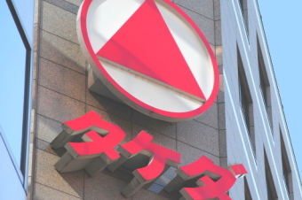 武田薬品工業＜４５０２＞（東１）は、１０円高の３８００円と続伸している。前日１９日大引け後に観測報道が相次いだスイスのナイコメッド社の買収を正式に発表、業績寄与の大きい即戦力を評価して買い増勢となっている。