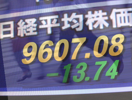 ２０日後場の東京株式市場は、利食い先行に転換。円相場は１ユーロ１１７円台に戻るなどの円安傾向となったものの、中国でも電力不足の深刻化が伝えられるなどで、週末に株を持ち越したくない雰囲気。好決算銘柄の物色も利食い先行ムードとなり、東証１部の値上がり銘柄数は５６７銘柄（約３４％）となった。