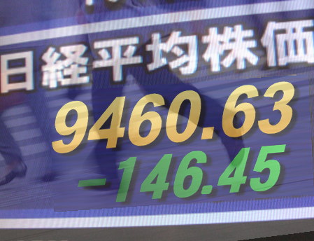２３日後場の東京株式市場は、引き続き手控え色。対ユーロでの円高に加え、中国株式が軟調と伝えられたこともあり、東証３３業種別指数は医薬品１業種を除き軟調。中で、日中韓３首脳会談を受けて旅行関連株がしっかり。太陽光発電関連株も総じて堅調。東証１部の値上がり銘柄数は３６３銘柄（約２２％）だった。