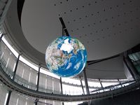 世界初、有機ELパネル使用の大型球体ディスプレイ「Geo-Cosmos」
