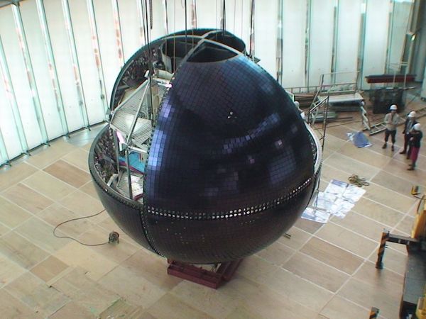 世界初、有機ELパネル使用の大型球体ディスプレイ「Geo-Cosmos」の組み立て中