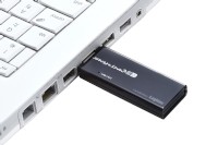 11a/b/g/nに対応するロジテックのUSB無線LANアダプタ「LAN-W300AN/U2」。ノートパソコン装着時のイメージ。 11a/b/g/nに対応するロジテックのUSB無線LANアダプタ「LAN-W300AN/U2」。ノートパソコン装着時のイメージ。