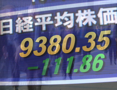 ６日後場の東京株式市場は、引き続き全般軟調。東京電力＜９５０１＞（東１）がストップ安水準で一進一退となったほか、ソニー＜６７５８＞（東１）は後場一段安で大震災時の安値更新幅を広げたため、主力銘柄には手控気分が濃厚。ユーロ安・円高の懸念もあった。東証１部の値上がり銘柄数は４４２銘柄（約２６％）だった。